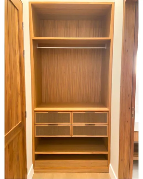 Closet em freijó com gavetas de palhinha