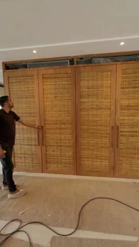 Closet com portas de fibra natural