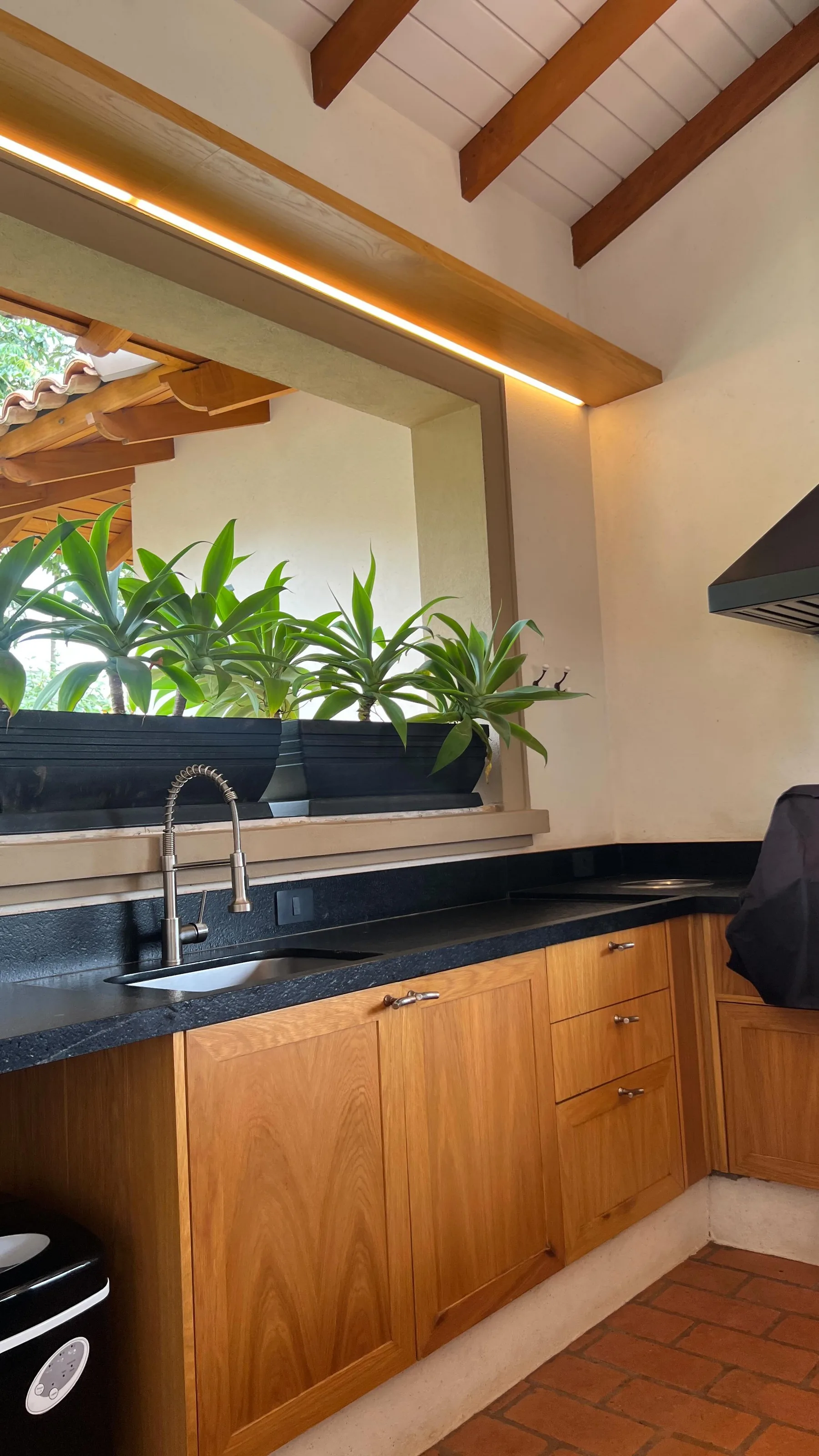 Cozinha com bancada preta e vista