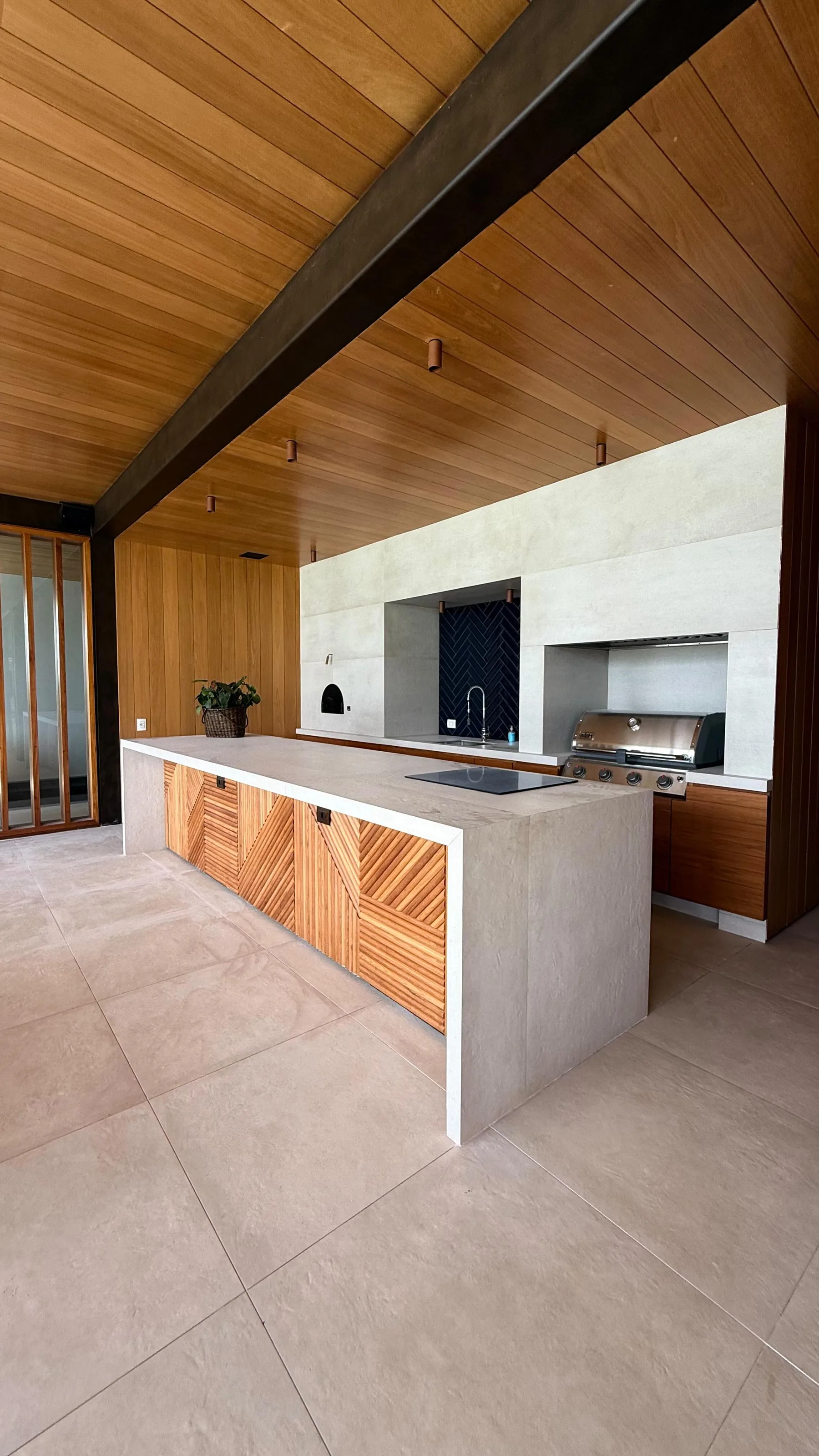 Cozinha com ilha e forro de madeira