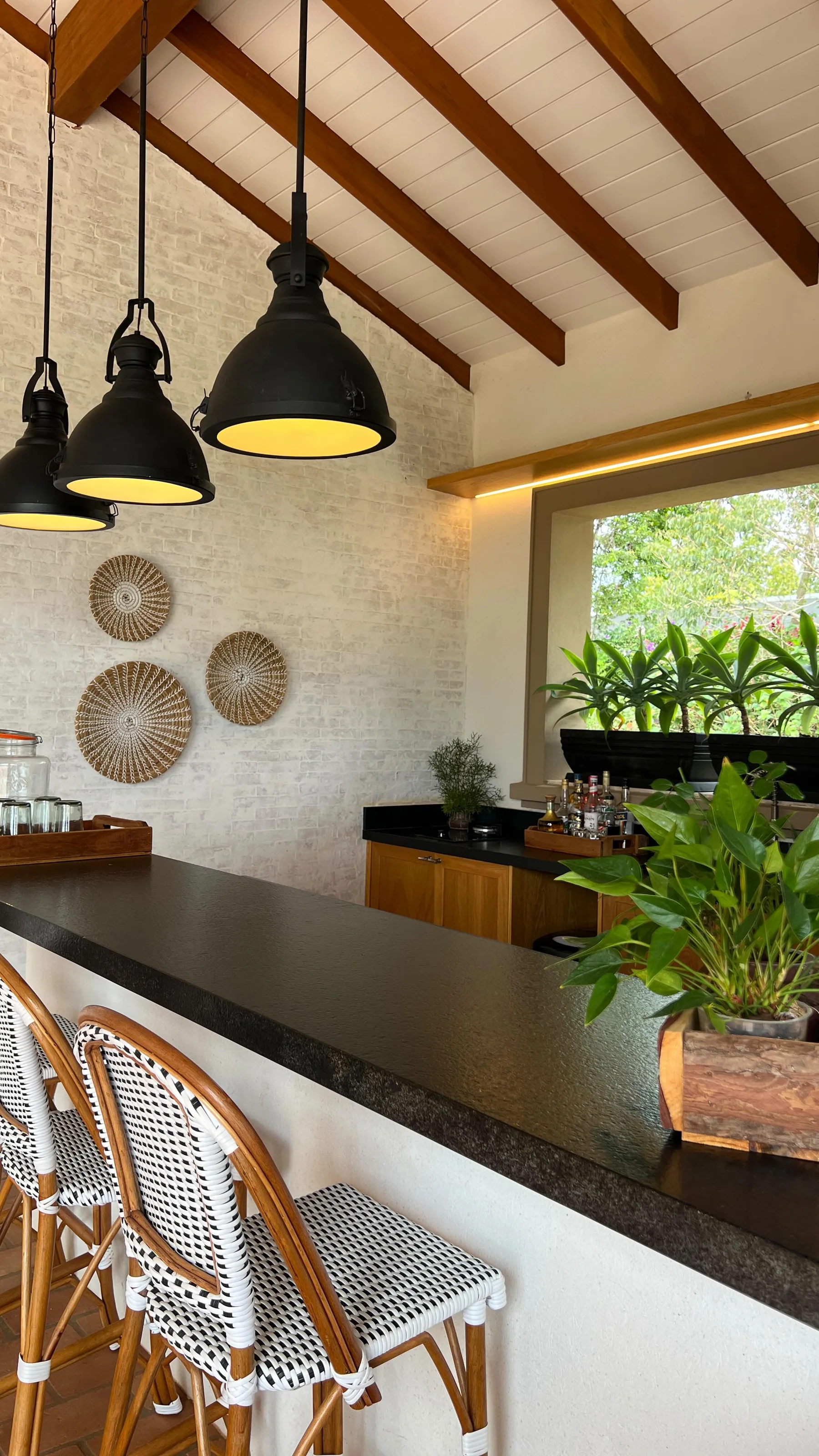 Área gourmet com luminárias pendentes