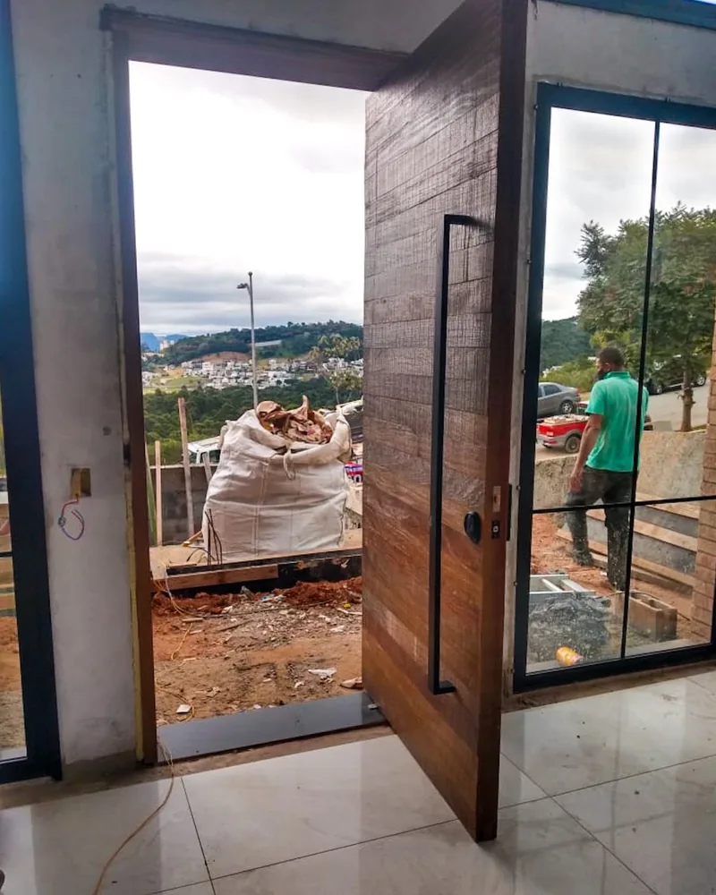 Porta pivotante entrando na obra