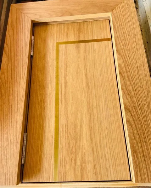 Porta de carvalho com filete de latão