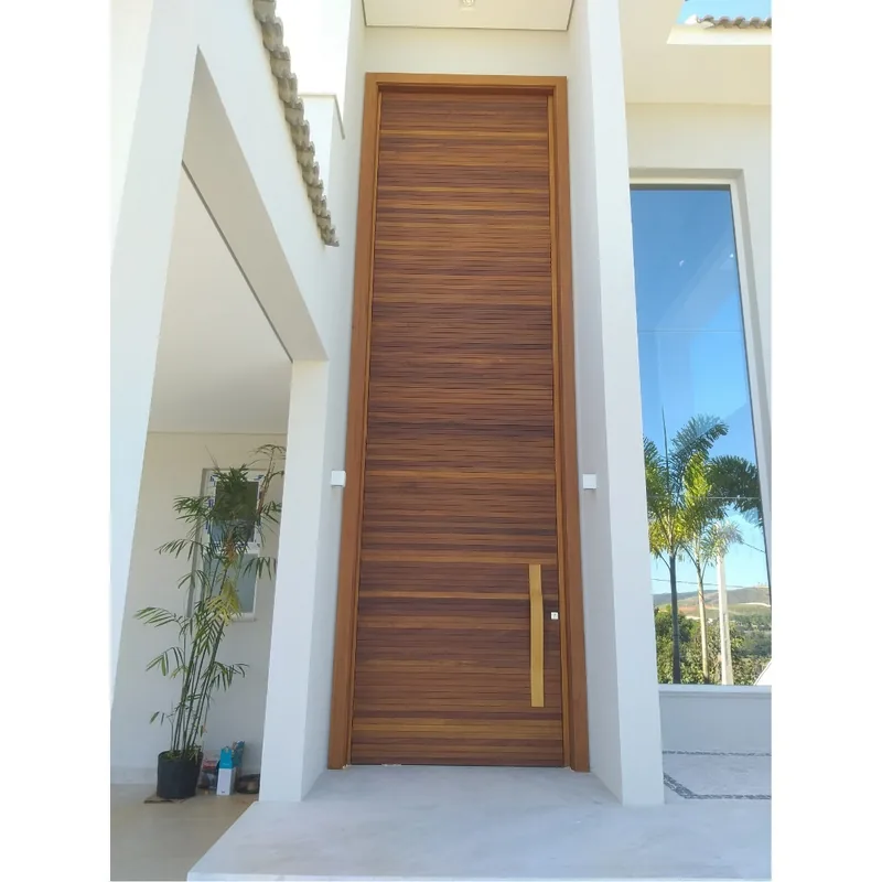 Porta pivotante em madeira
