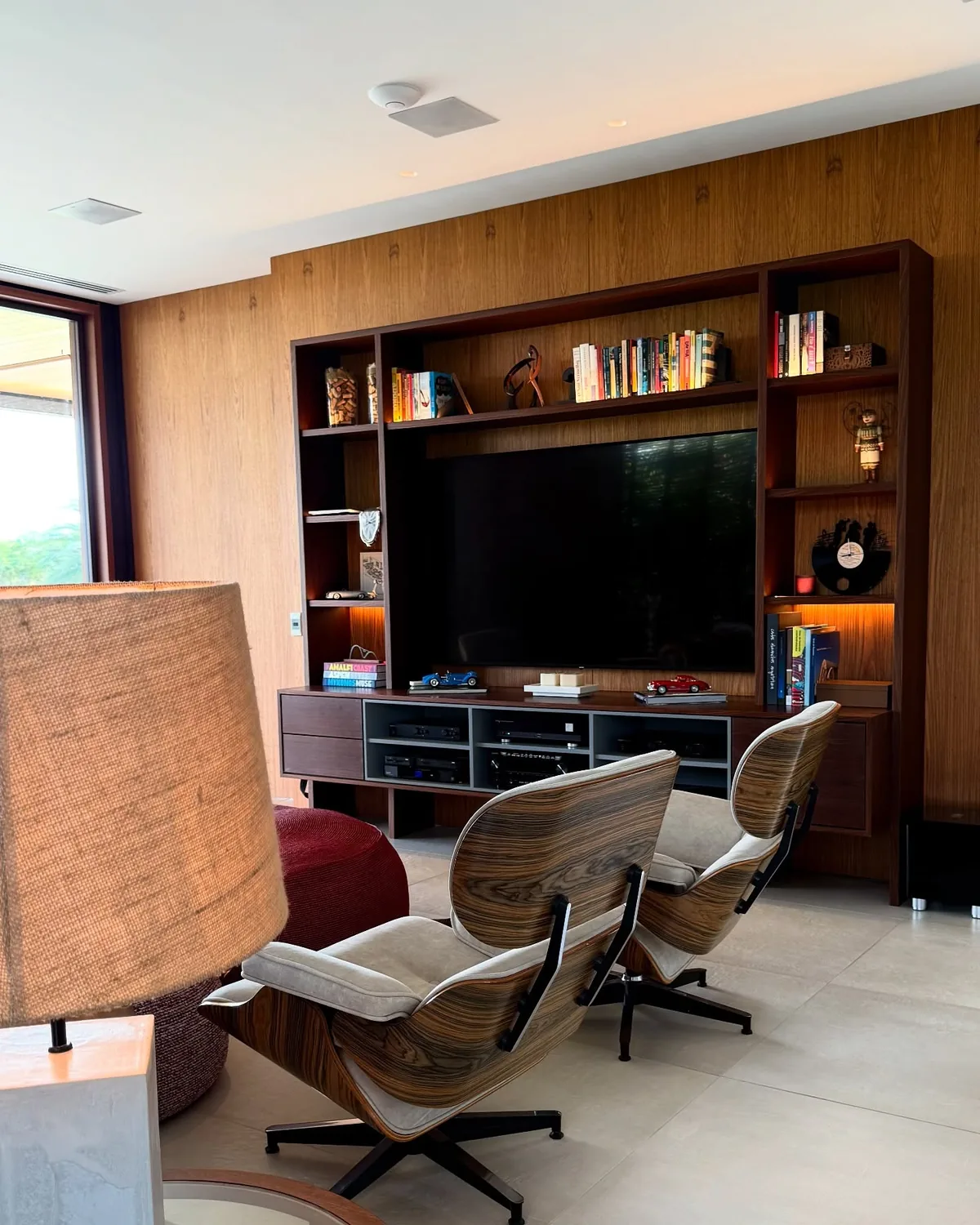 Sala de TV em nogueira